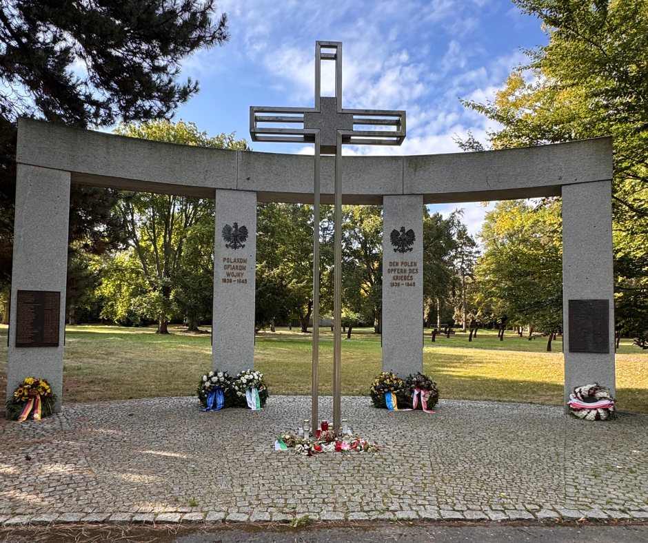 LEKCJA PAMIĘCI, HISTORII I PATRIOTYZMU NA OSTFRIEDHOF